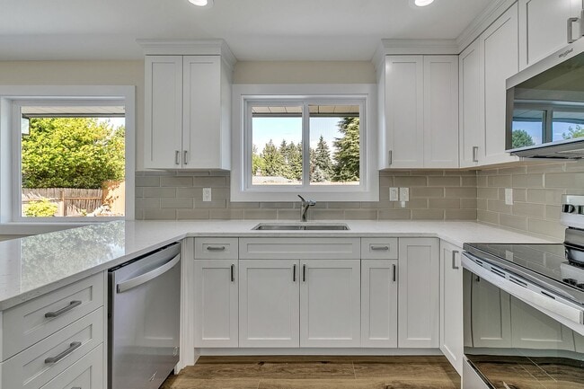 Building Photo - Freshly Remodeled Burien Rambler