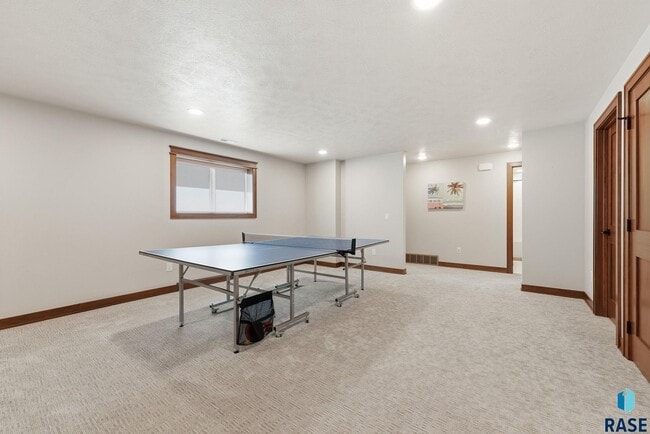 Building Photo - 2701 W Oak Hill Dr