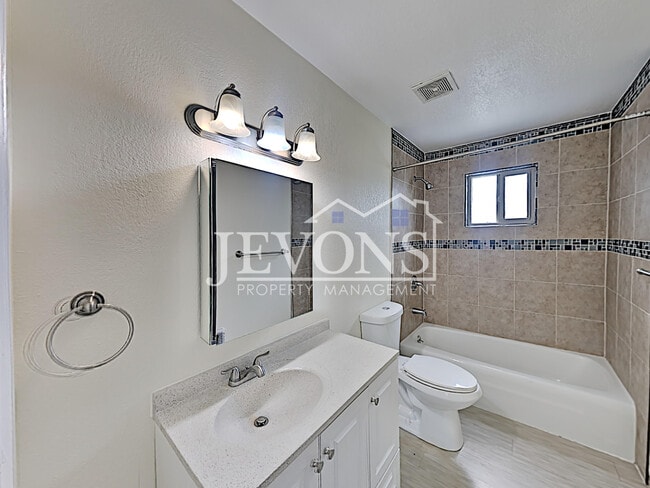 Building Photo - 1516 N Brook Ct