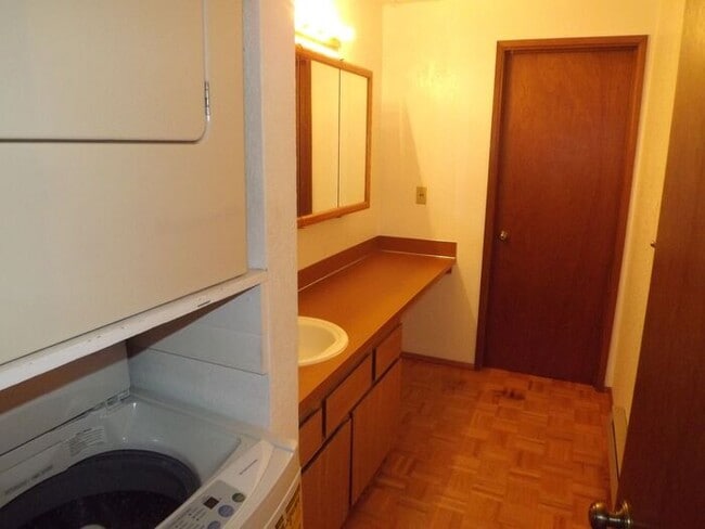 Building Photo - Nice 2 Bedroom Upper Unit In 4-PLex!