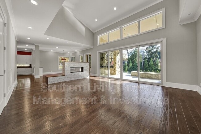 Building Photo - 2011 Sharon Ave