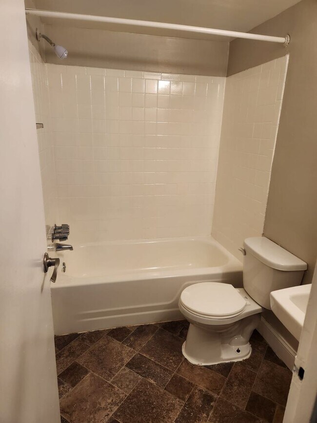 Building Photo - Spacious Two Bedroom Apartment Home Availa...