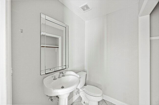 Building Photo - 1209 Dogwood Dr