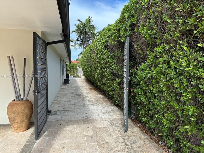 Building Photo - 9341 Dickens Ave