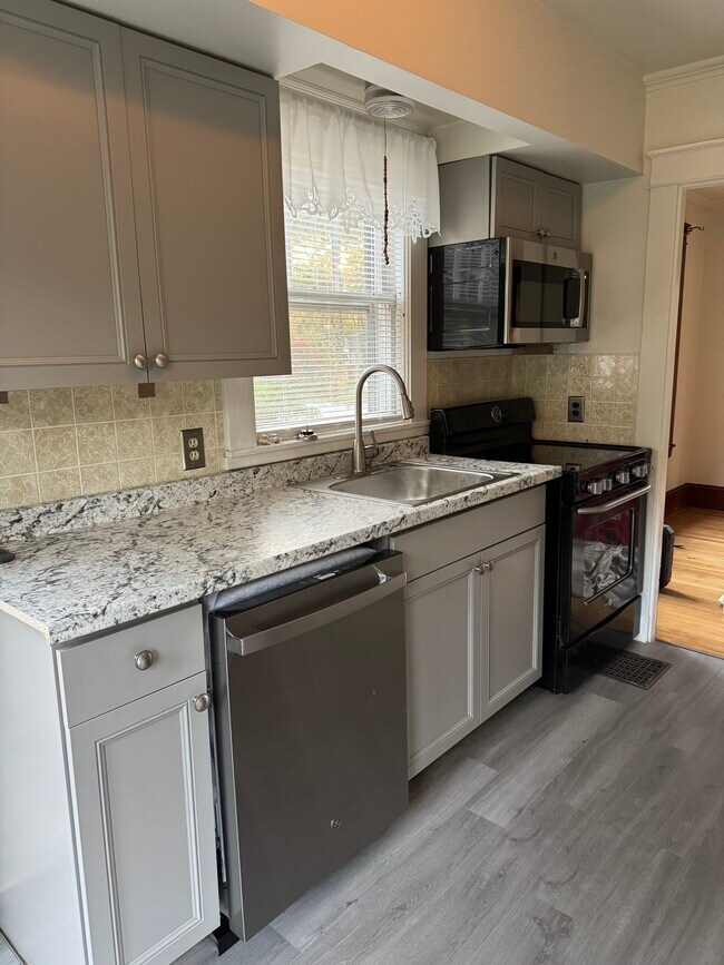 Building Photo - 619 Riverside Dr