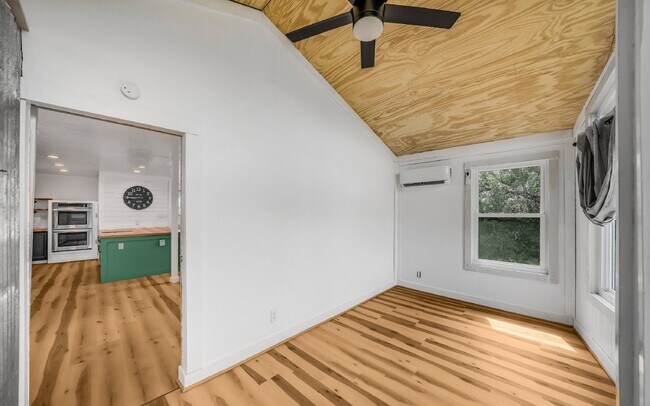 Building Photo - 10011 Little Creek Cir