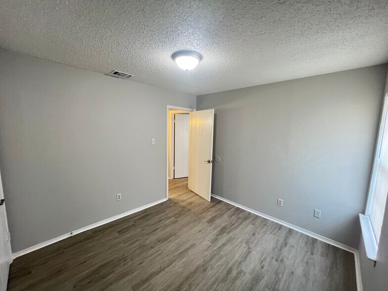 Building Photo - 1936 Bernice St