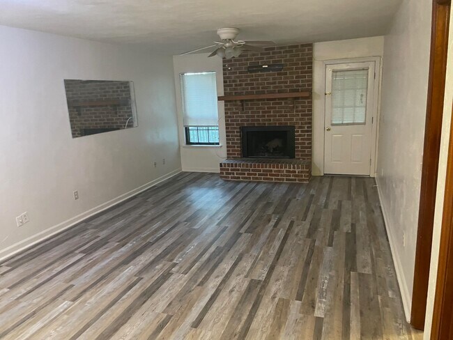 Building Photo - 1873 Larette Dr