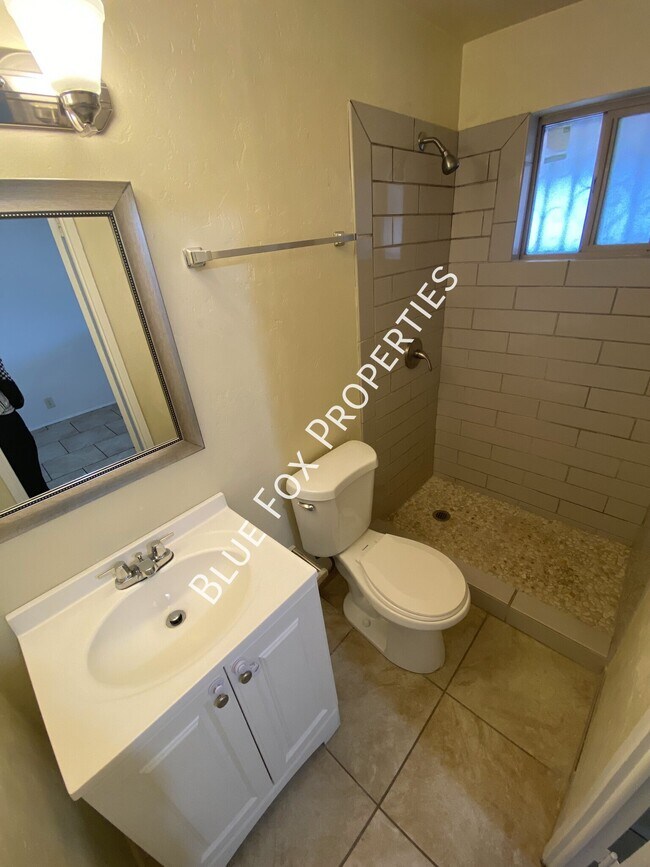 Building Photo - 3807 E Dover Stravenue