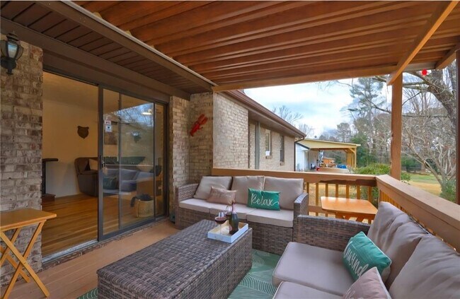 Building Photo - 457 Castleaire Dr SW