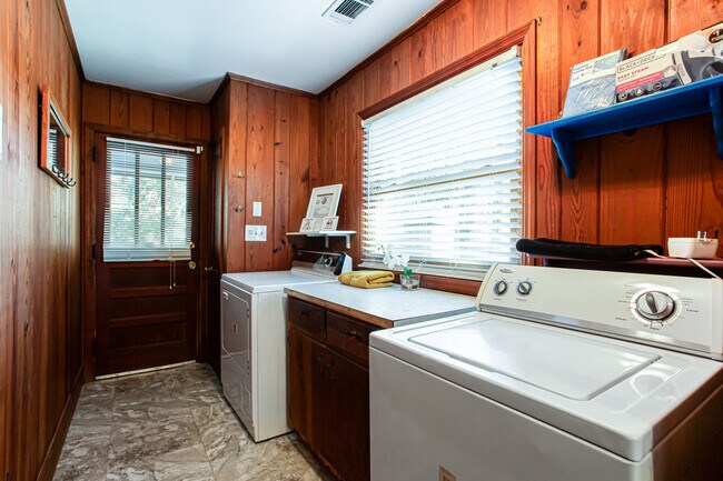 Building Photo - 4061 Lower Roswell Rd