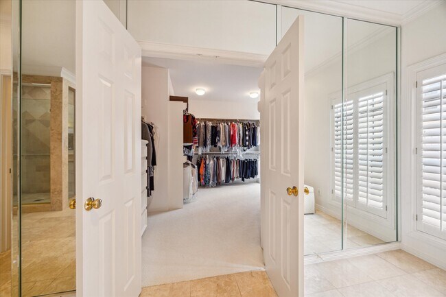 Building Photo - 2214 Potomac Dr