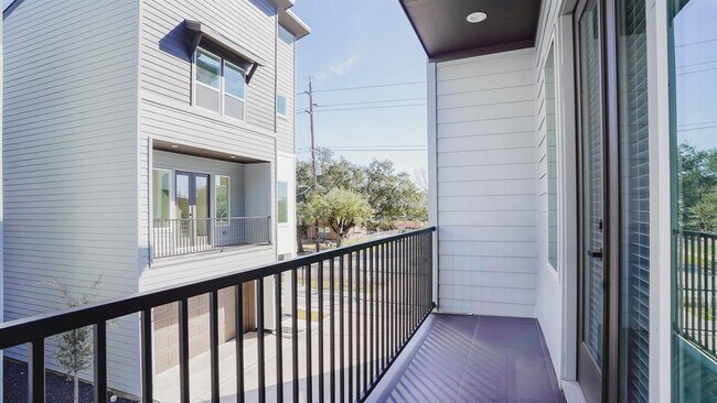 Building Photo - 3036 Live Oak St