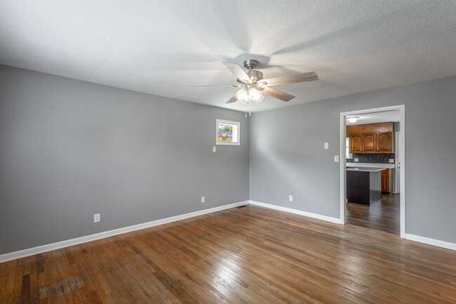 Building Photo - Newly Available! 2 Bedroom 1 Bathroom in the Heart of Hixson!