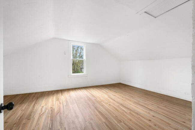 Building Photo - New Listing! 2 bed 1 bath