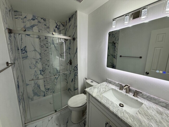 Building Photo - Modern Comfort & Convenience in a Prime Location