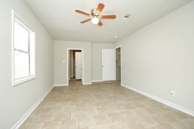 Building Photo - New Year. New Keys! Spacious 4 Bed / 2 Bath in Channelview - Move In Ready
