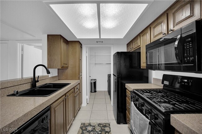 Building Photo - 1909 Mountain Hills Ct