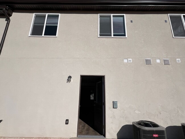 Building Photo - Brand NEW Cedar City Townhome!