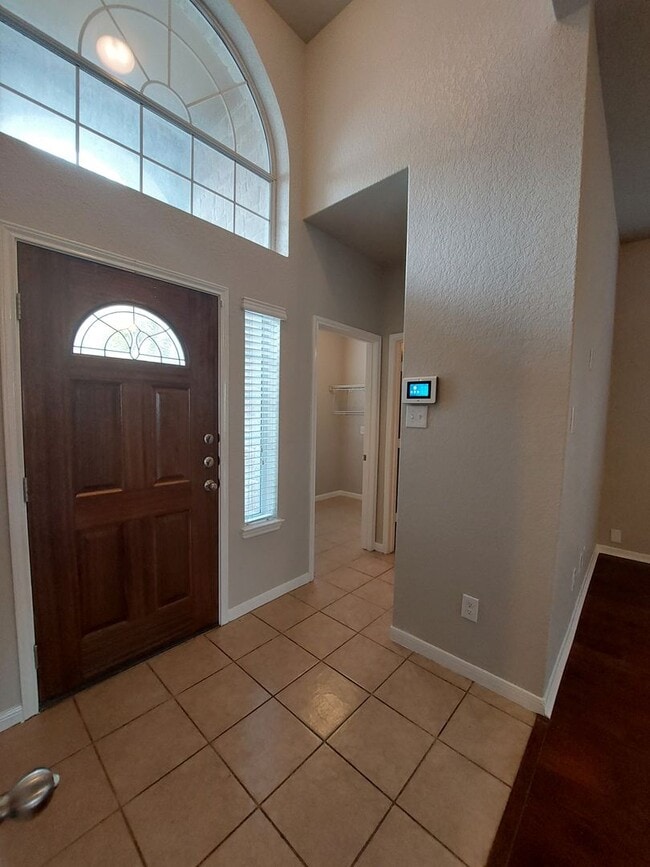 Building Photo - Lovely 4 Bedroom Home with Master Downstai...