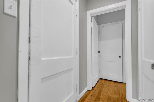 Building Photo - 2500 Hurlbut St