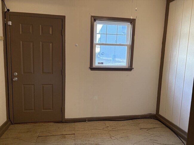 Building Photo - 2 Bedroom, 1.5 Bathroom Condo in Winston-Salem!