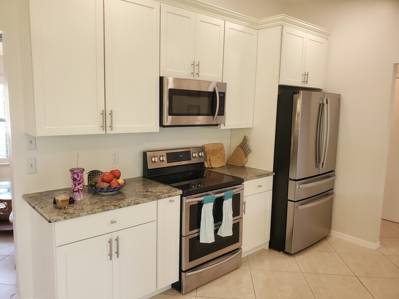 Building Photo - 590 NE Lima Vias