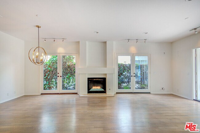 Building Photo - 858 N W Knoll Dr