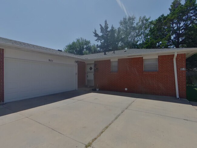 Primary Photo - 951 S Longfellow Ln
