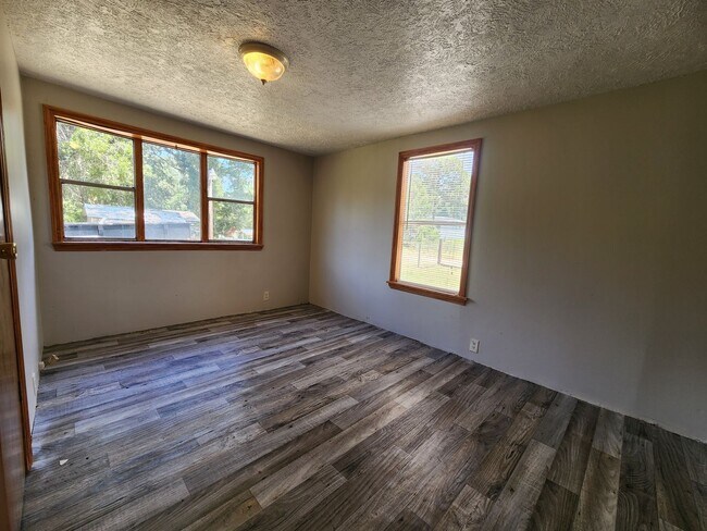 Building Photo - 3 bed, 2 bath on 1/3 Acre of FENCED land.