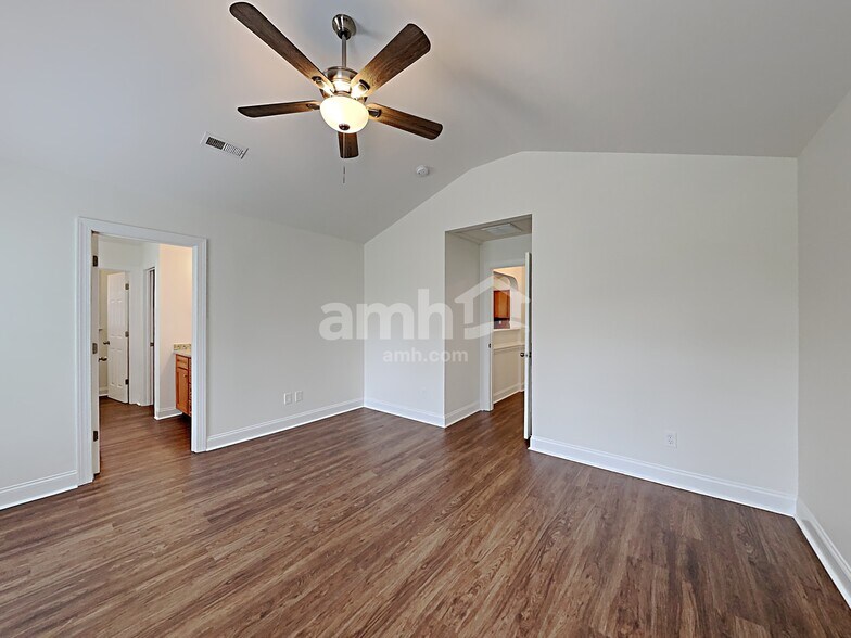 Building Photo - 4404 Johnstown Dr