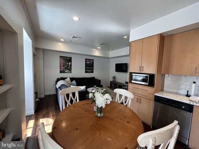 Building Photo - 258 S 18th St