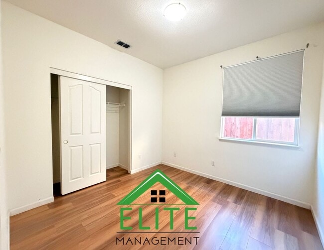 Building Photo - **Spacious 4-Bedroom Single-Story Home in Desirable Elk Grove Neighborhood**