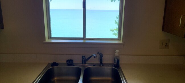 Building Photo - 1073 Sheridan Rd