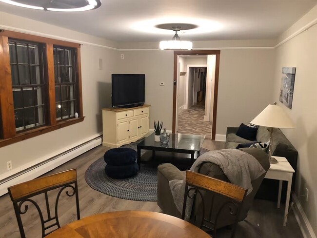 Building Photo - 40 Russell St