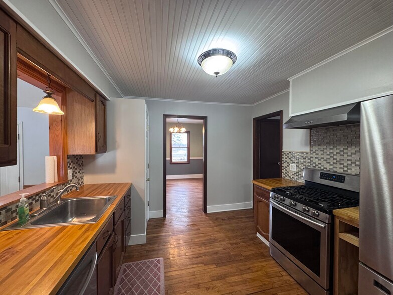 Kitchen - 975 Saratoga Rd