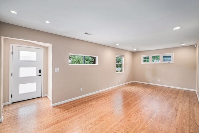 Building Photo - Beautifully renovated home in Montclair with architectural flair