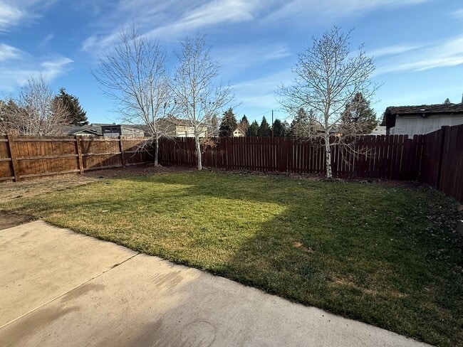 Building Photo - 4 Bedroom Home: Fenced Backyard & Great Location!