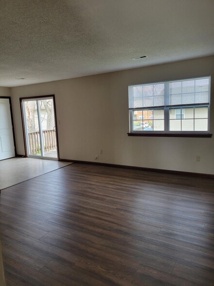 Building Photo - 5 Cherry Tree Ln