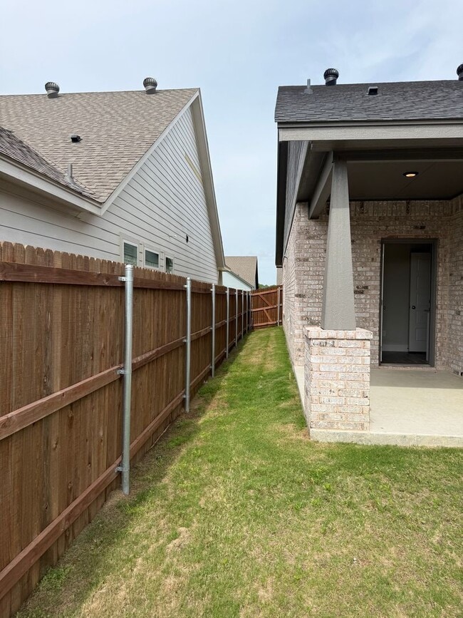Building Photo - 3/2/2 - GODLEY ISD - GREAT Neighborhood