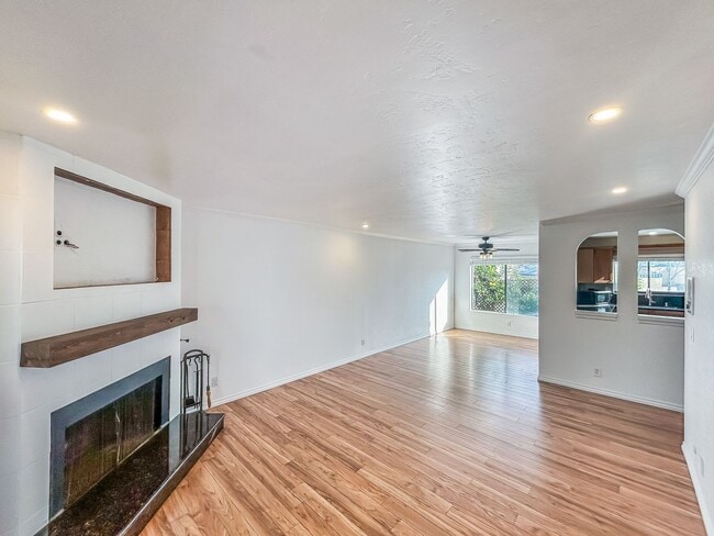 Building Photo - Beautiful 2BD/2BA W/ Private Balcony and In-Unit Laundry in Midway District! Move-in Special Deta...