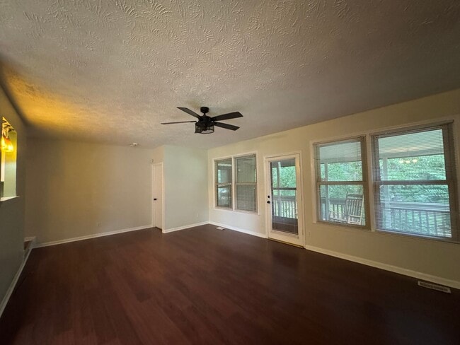 Building Photo - Charming 3 Bed, 2 Bath Fayetteville Home