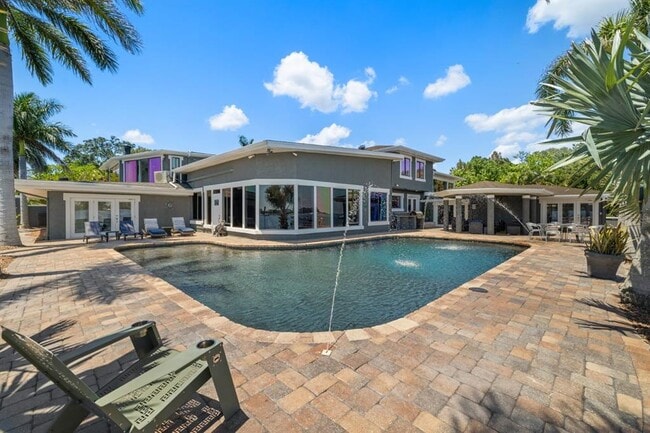 Building Photo - 2785 Bayside Dr S