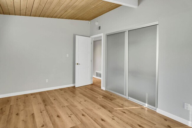 Building Photo - Single story view home overlooking Mission...