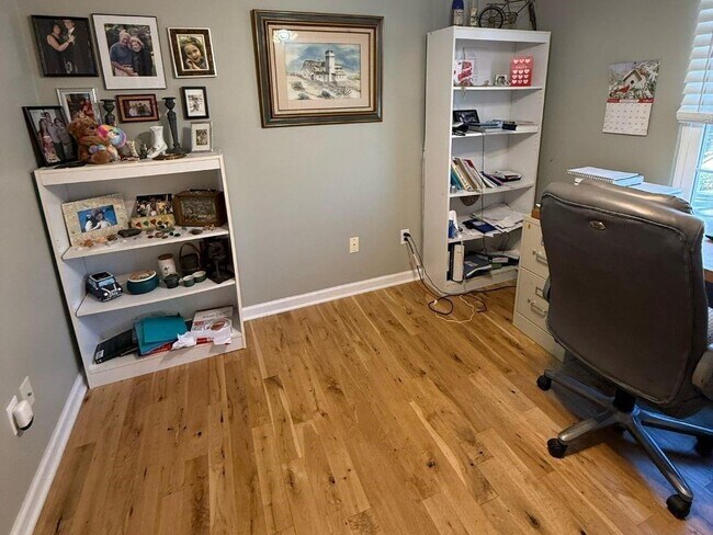 Building Photo - 1733 Ellenwood Dr NE