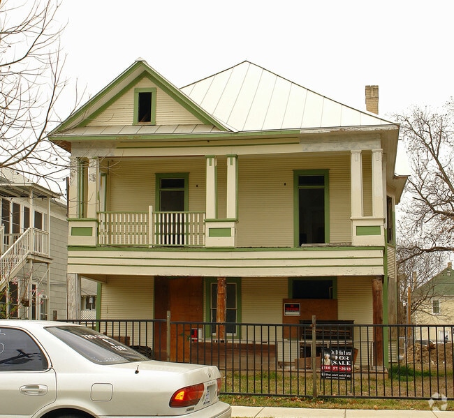 Building Photo - 211 E Courtland Pl
