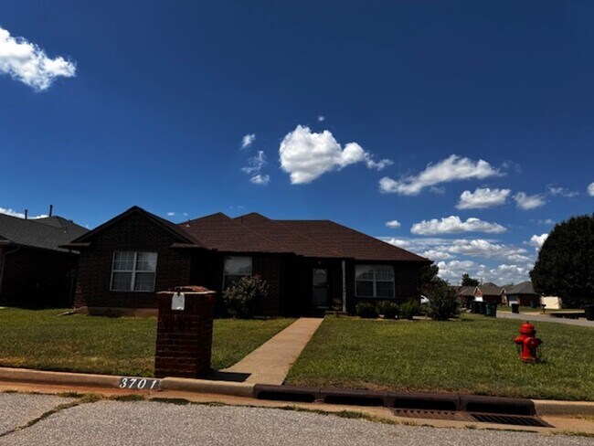 Building Photo - 3bed 2bath located in Mustang School District!