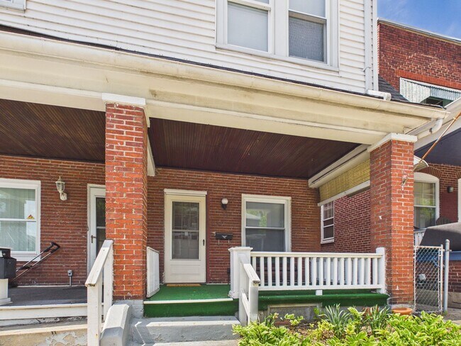Building Photo - 3 Bedroom House in Harrisburg