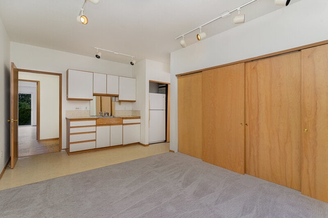 Building Photo - 6525 39th Ave SW