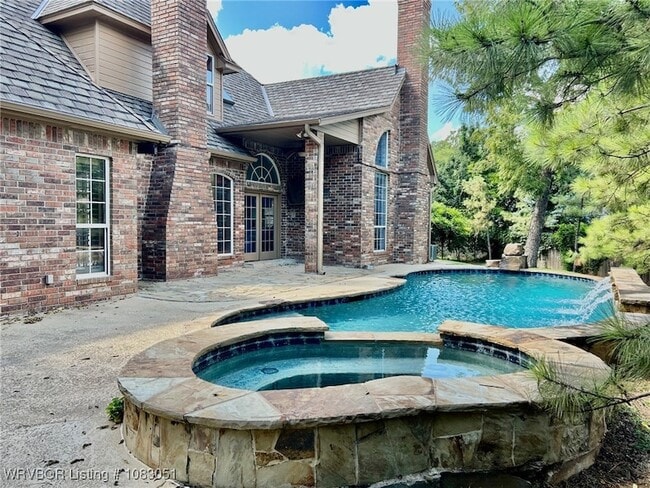Building Photo - 1801 Oak Forest Dr